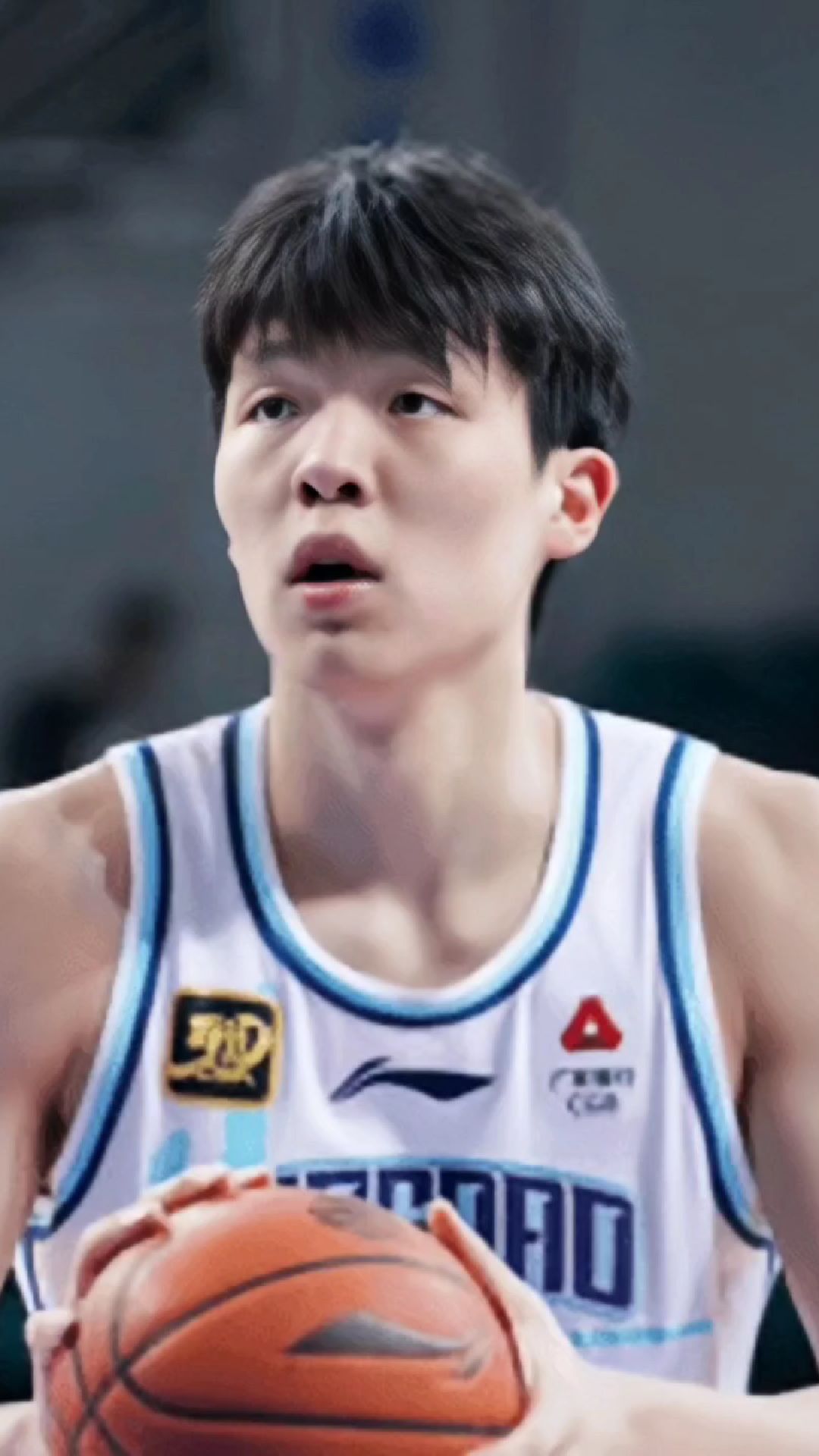 包含杨瀚森NBA新定妆照发布：身披开拓者16号红袍，张开双臂迎接新赛季的词条