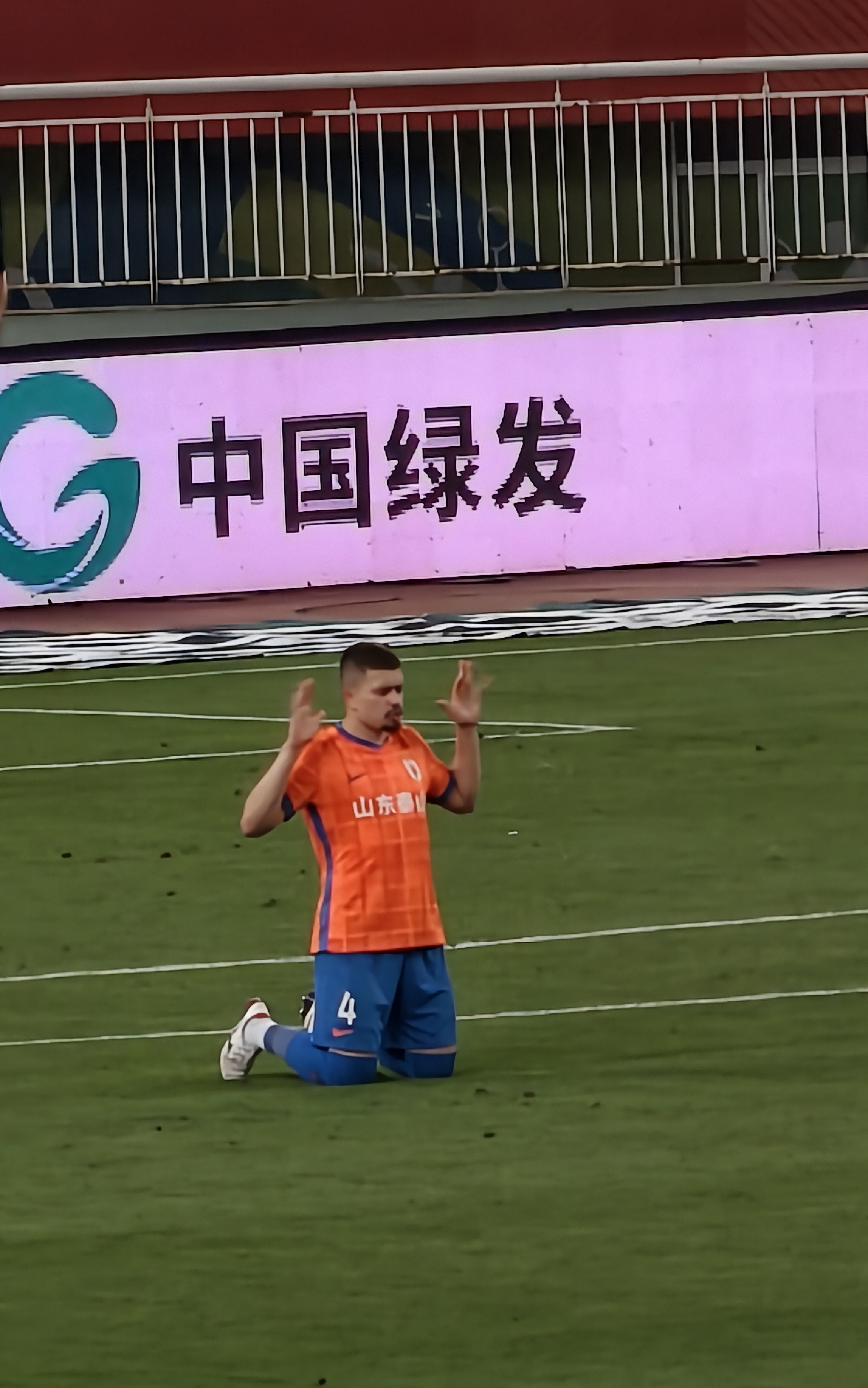 中超红牌！山东泰山队3-1胜武汉三镇！克雷桑进球无效！泽卡两球